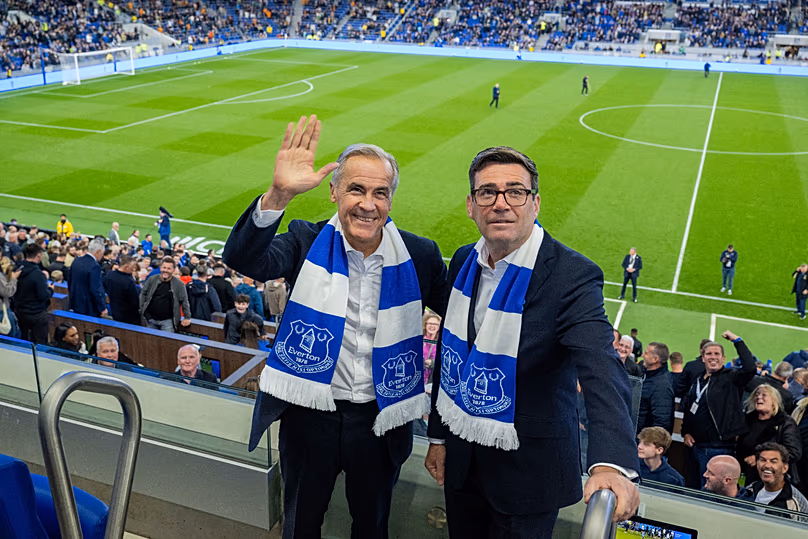 Le Premier ministre britannique Andy Burnham et le Premier ministre canadien Mark Carney lors d'un match de Coupe de la Ligue anglaise entre Everton et Wolverhampton Wanderers, mercredi 2026 septembre.