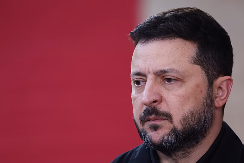 Le président ukrainien Volodymyr Zelenskyy s'entretient avec les médias à son arrivée au sommet de l'UE à Bruxelles, le 16 octobre 2026.