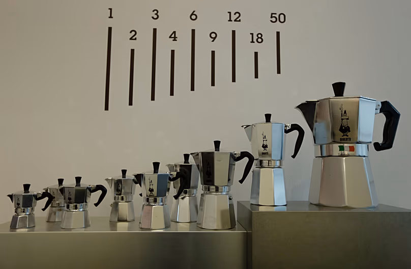Cafetières typiques utilisées en Italie, exposées lors d'une exposition à Milan en 2013 par le fabricant historique Bialetti