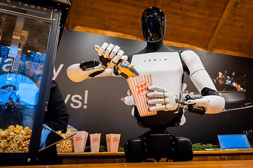 DÉPOSER. Le robot humanoïde de Tesla, Optimus, distribue du pop-corn sur un marché de Noël lors de sa présentation dans un centre commercial de Berlin, en Allemagne, le 20 décembre 2025.