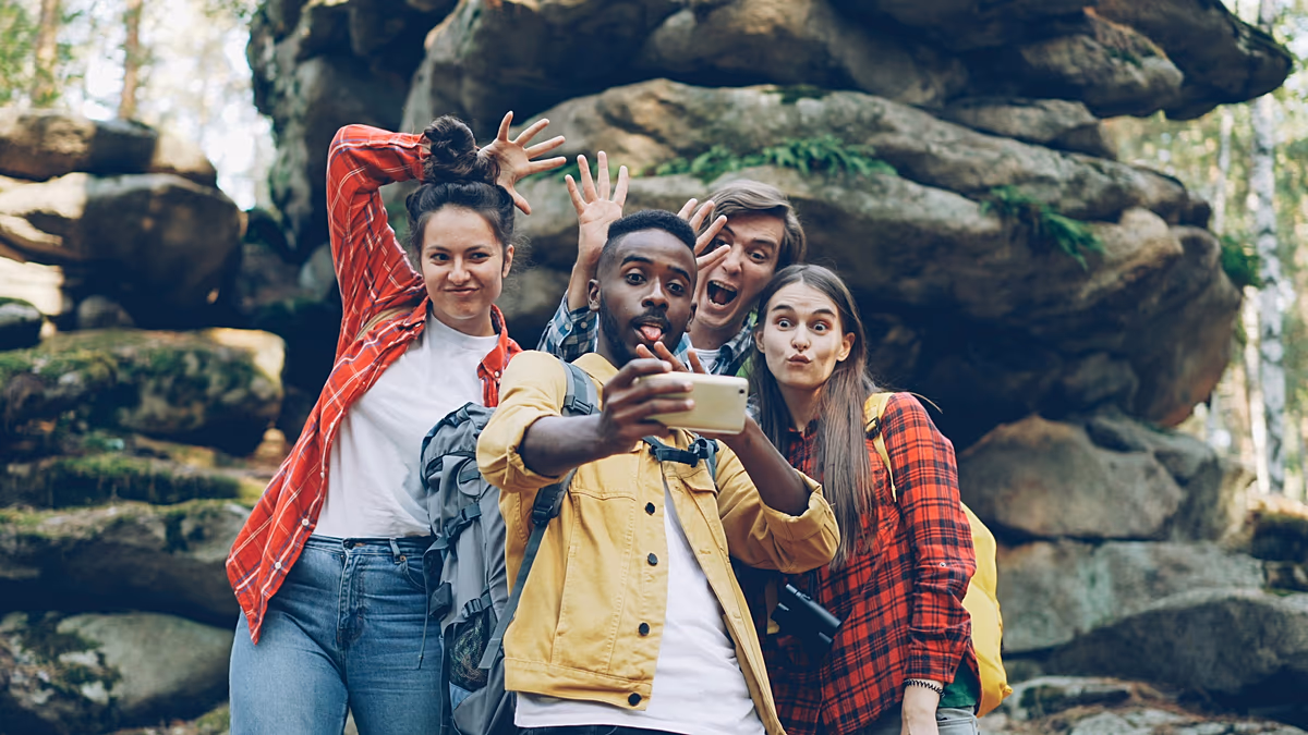 Quels Européens publient le plus de selfies de vacances ? Une étude révèle les habitudes des voyageurs sur les réseaux sociaux