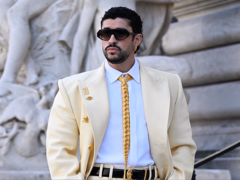 DOSSIER : Bad Bunny arrive à la collection haute couture femme Schiaparelli Automne/Hiver 2026-2027, présentée à Paris le lundi 6 juillet 2026.