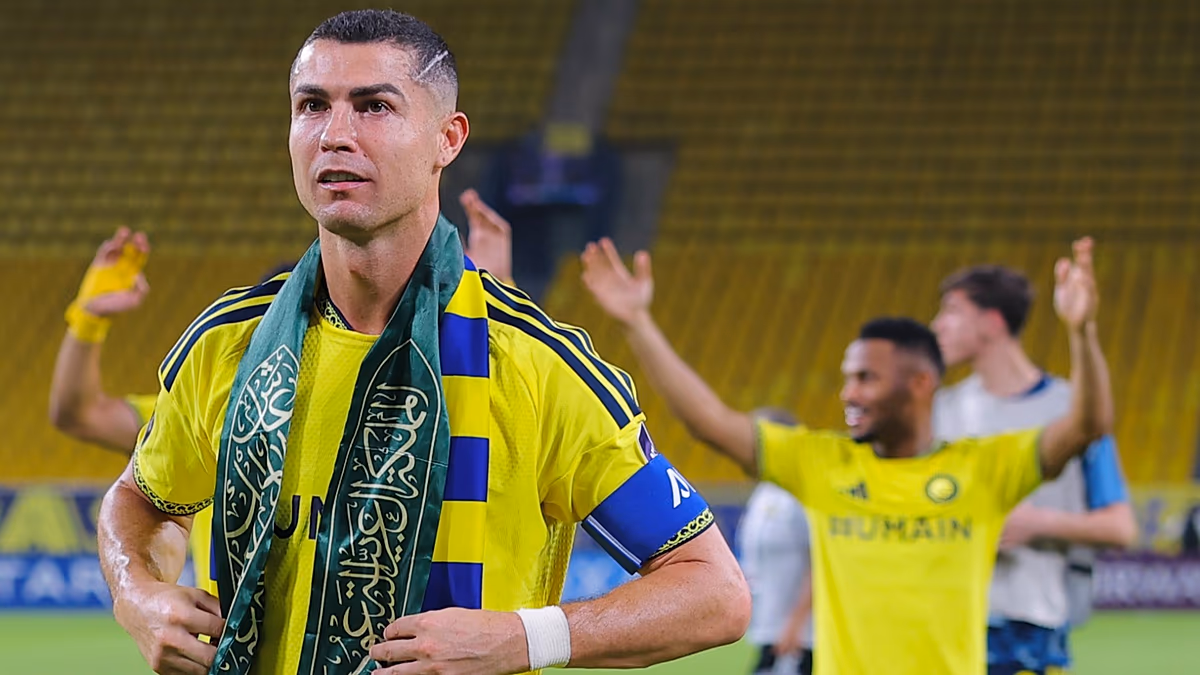 Ronaldo brandit l'écharpe du drapeau saoudien après que l'alerte aux missiles ait retardé le match de la Ligue des champions asiatique à Riyad