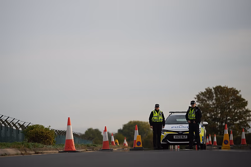 Des policiers gardent une route menant à la RAF Fairford, le 28 septembre 2026.