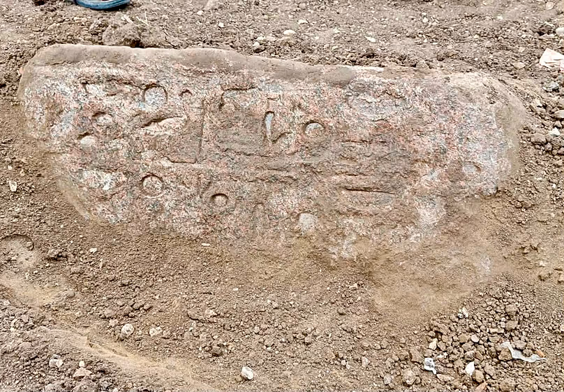 Inscriptions égyptiennes antiques sur un bloc de pierre récupéré sur le site de fouilles.