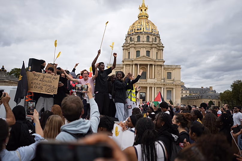 Des étudiants scandent lors d'une marche pour protester contre les écoles sous-financées à Paris, le mardi 13 octobre 2026.