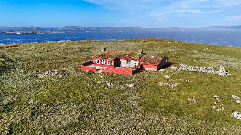 L'île possède un bâtiment traditionnel en pierre, qui n'est pas connecté au réseau électrique.